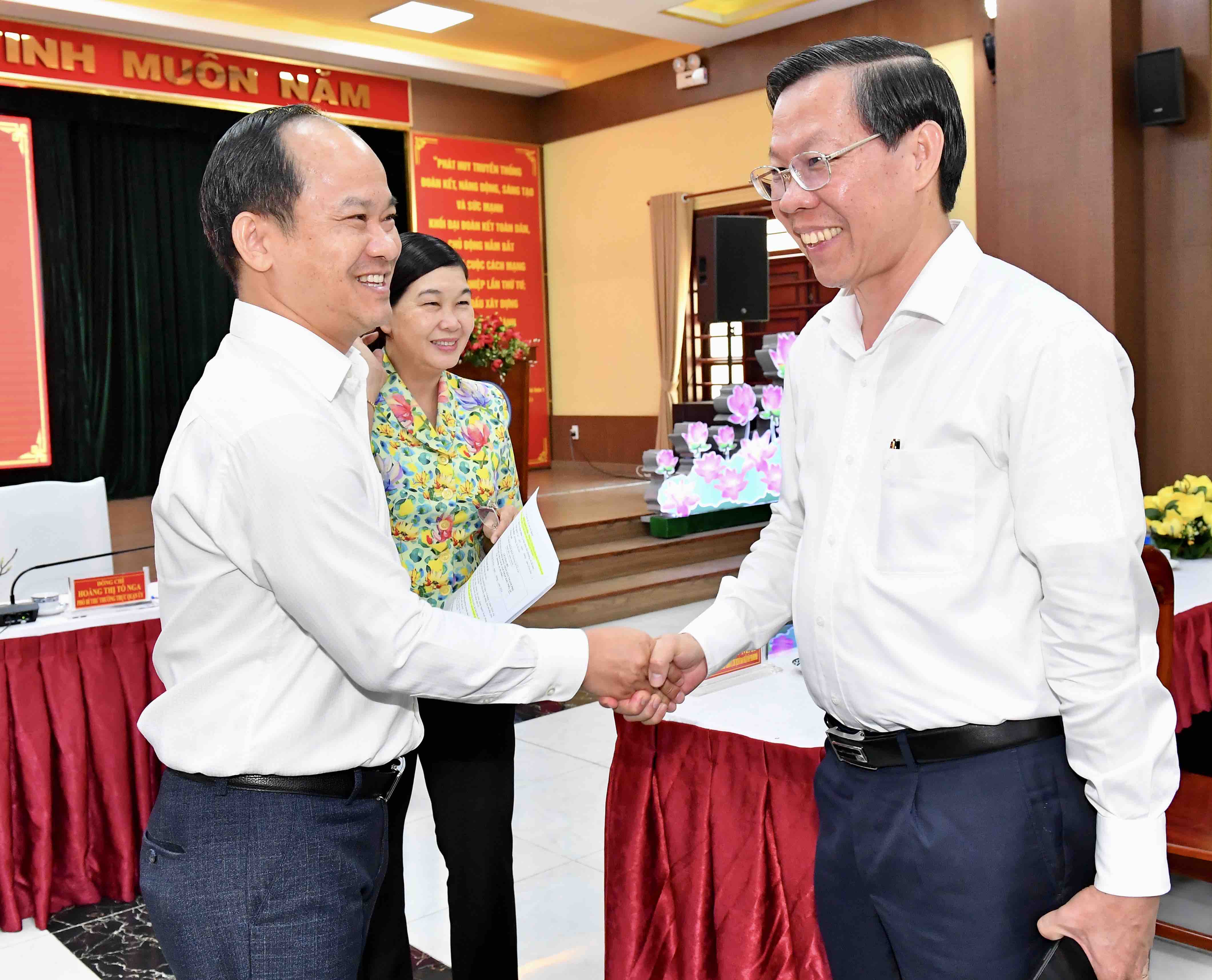 Phó Bí thư Thành ủy, Chủ tịch UBND TP. Hồ Chí Minh Phan Văn Mãi trao đổi cùng đại biểu (Ảnh: Việt Dũng).